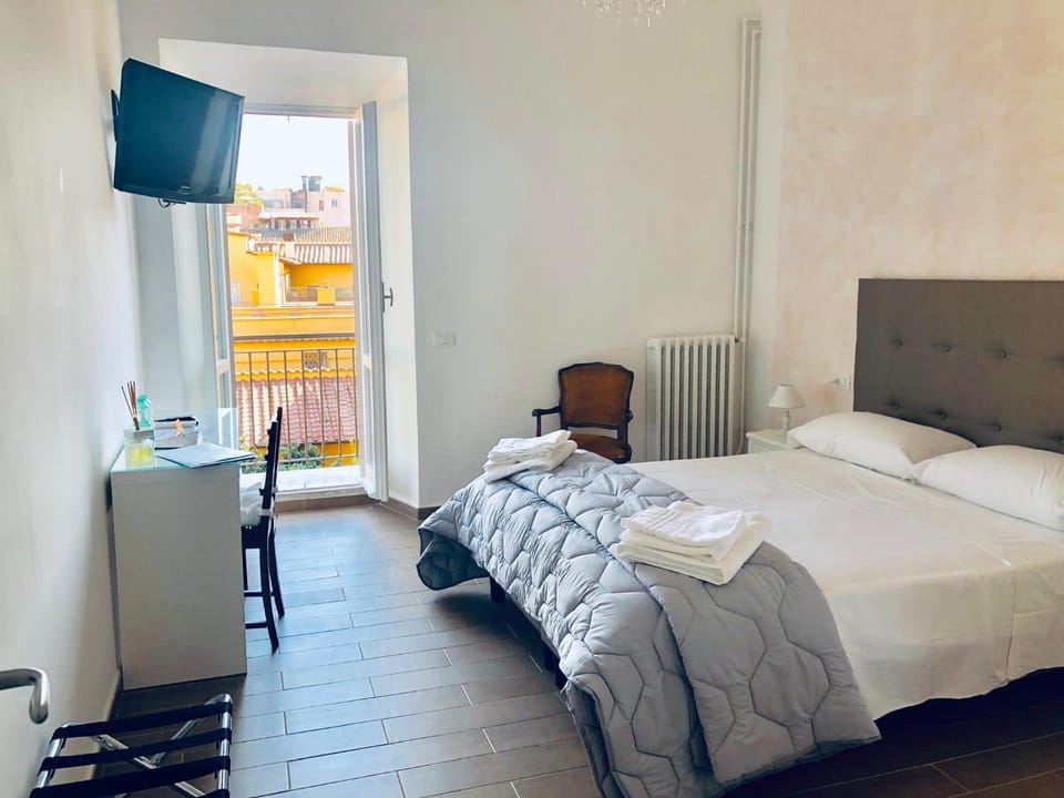 Bed, TV and multimedia, Bedroom