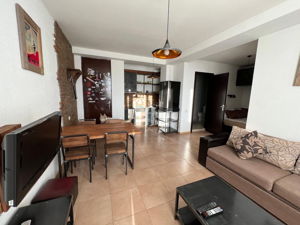 Kitchen or kitchenette, Living room, Seating area, Dining area