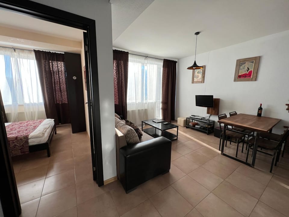 Bed, TV and multimedia, Living room, Photo of the whole room, Seating area, Dining area, Evening entertainment, Bedroom