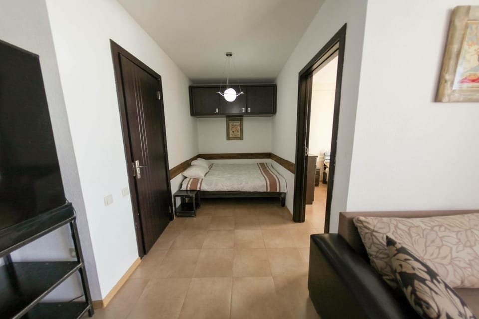 Bed, TV and multimedia, Living room, Photo of the whole room, Seating area, Bedroom