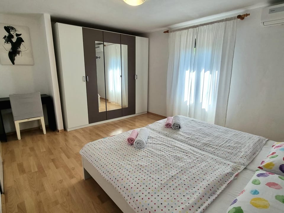 Bedroom, air conditioner