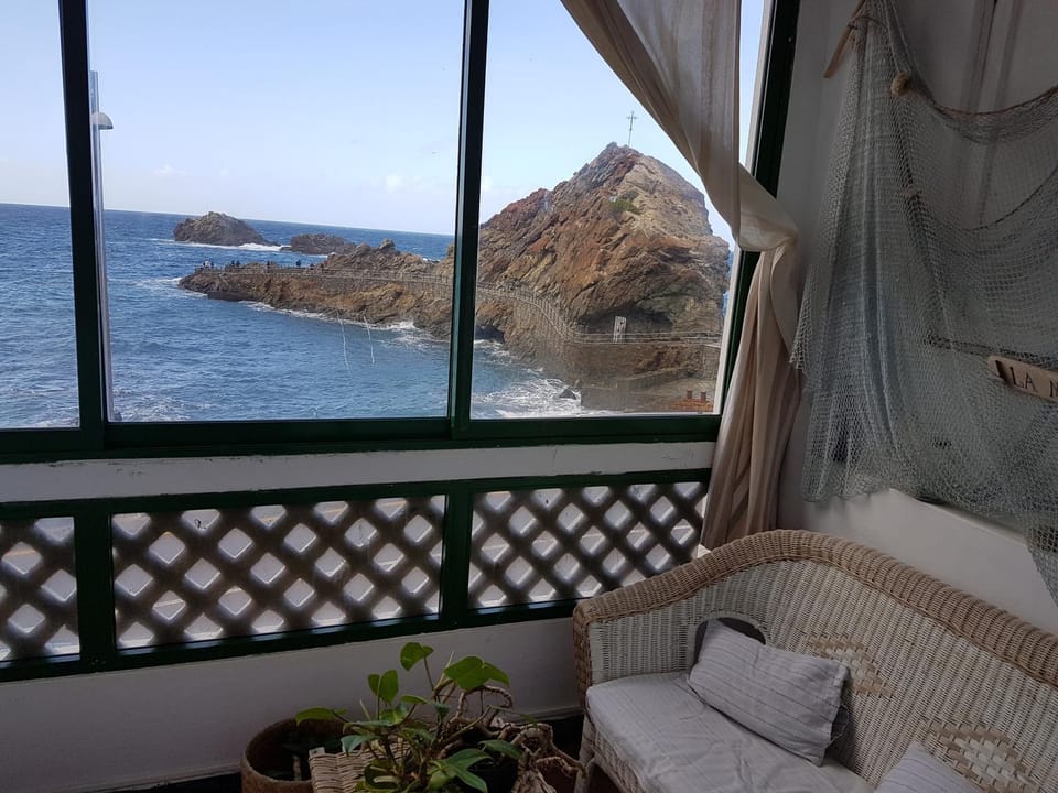 Balcony/Terrace, Balcony/Terrace, Living room, Lounge or bar, Seating area, Landmark view, Mountain view, Sea view, Sea view, Quiet street view