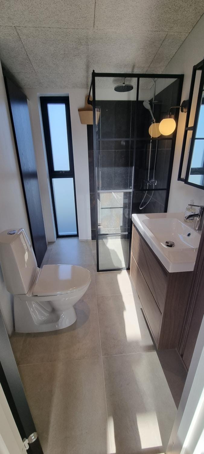 Shower, Toilet