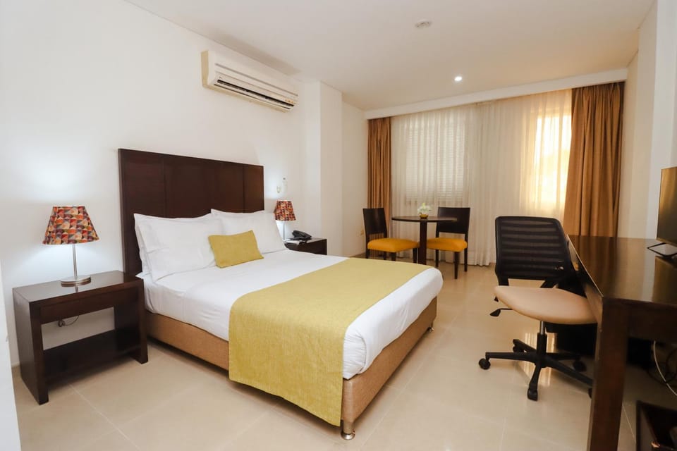 Bed, TV and multimedia, Living room, Photo of the whole room, Seating area, Bedroom, hair dresser, air conditioner