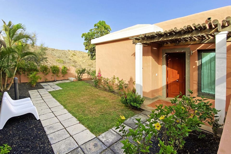 Property building, Facade/entrance, Off site