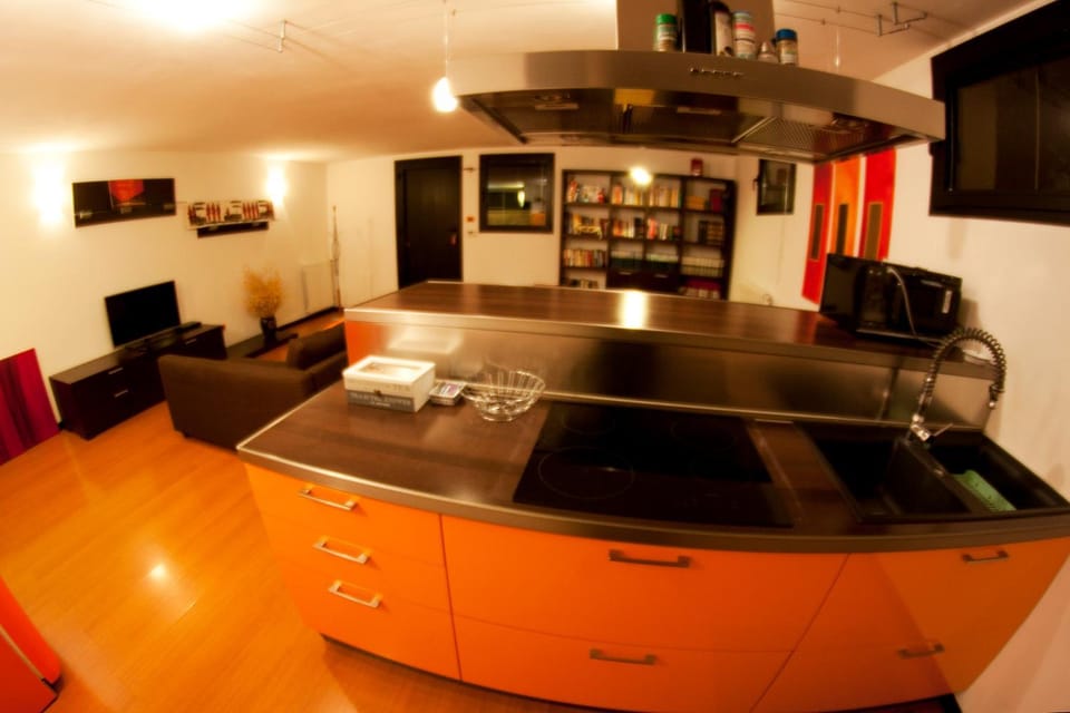 Library, Coffee/tea facilities, Kitchen or kitchenette, Living room, Dining area, Area and facilities