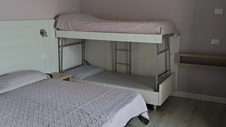 Bedroom, bunk bed