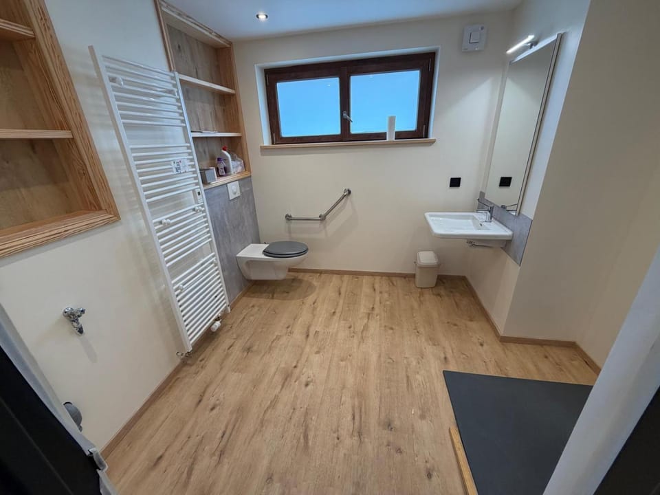 Toilet, Bathroom, Facility for disabled guests, towels, towels