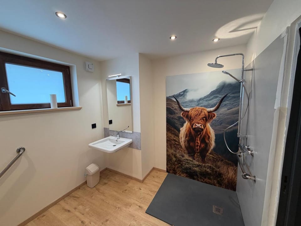 Toilet, Bathroom, Facility for disabled guests, towels, towels