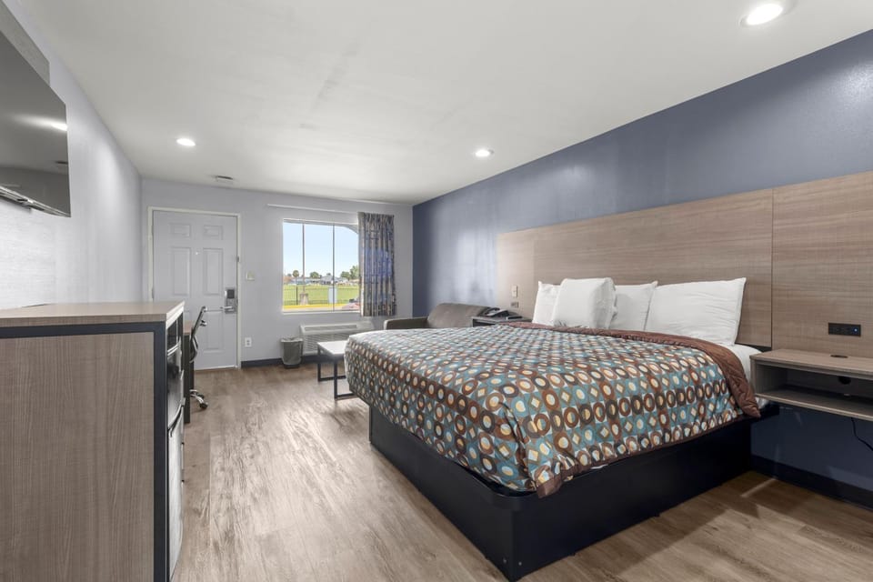 Bed, Seating area
