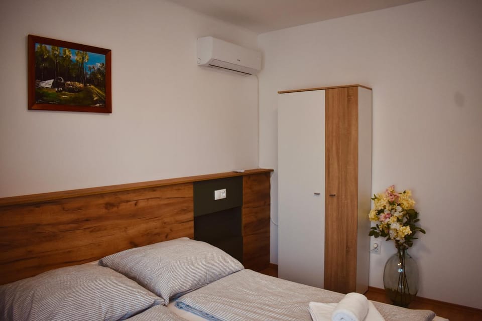 Bed, Bedroom, towels, wardrobe, air conditioner