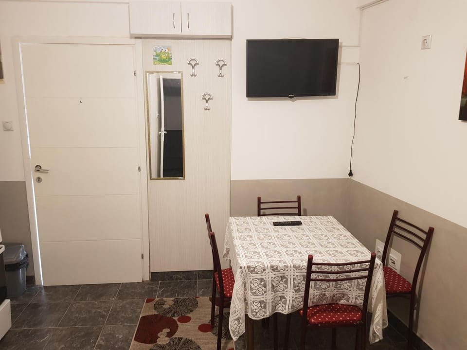 TV and multimedia, Coffee/tea facilities, Living room, Seating area, Dining area