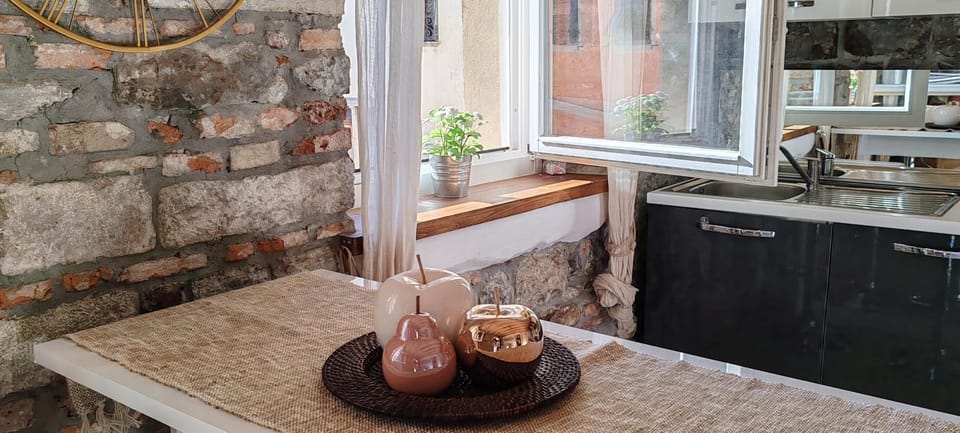 Kitchen or kitchenette, kitchen