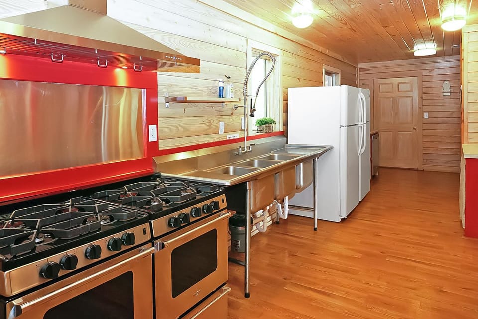 Wimberley Log Cabins Resort and Suites- Reunion Cabin Cabin in Wimberley