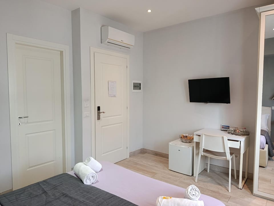 Bed, TV and multimedia, Photo of the whole room, Bedroom, towels, wardrobe