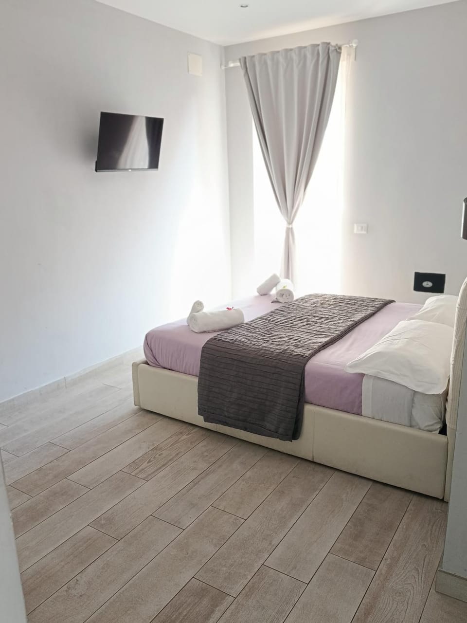 Bed, TV and multimedia, Photo of the whole room, Bedroom, towels