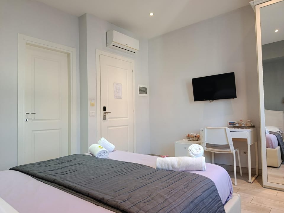 Communal lounge/ TV room, Bed, TV and multimedia, Photo of the whole room, Bedroom, towels, wardrobe, air conditioner