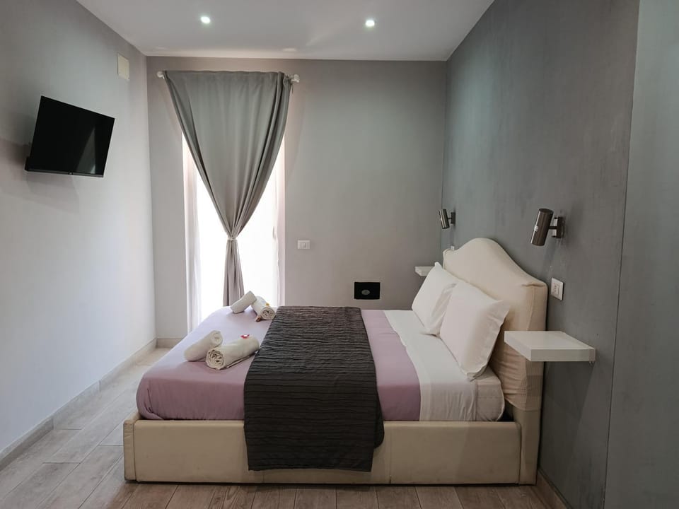 TV and multimedia, Photo of the whole room, Bedroom