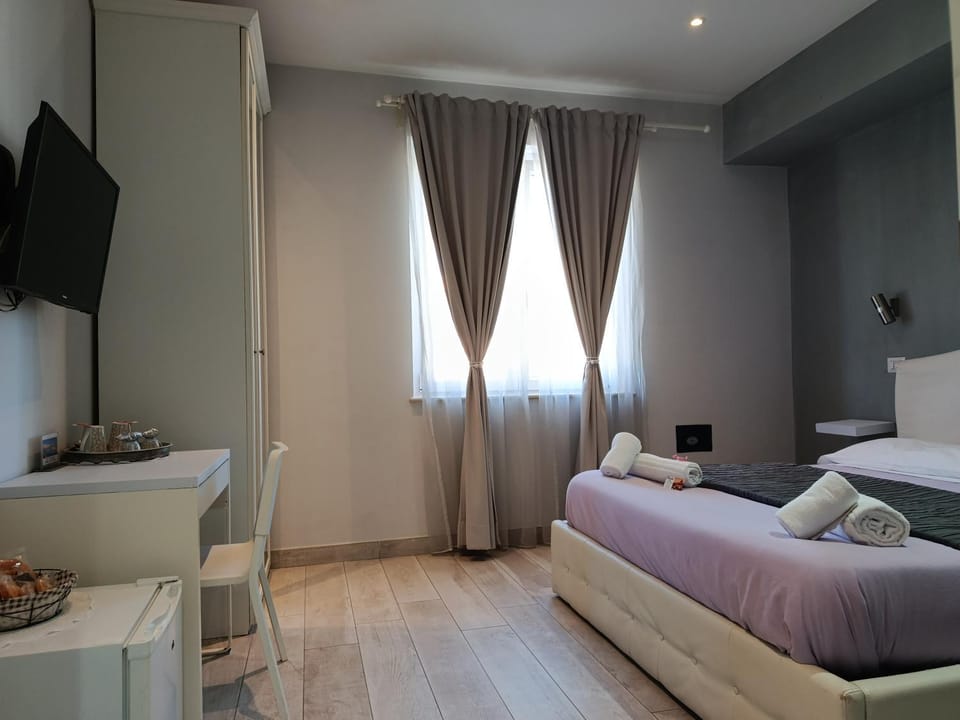 Bed, TV and multimedia, Photo of the whole room, Bedroom