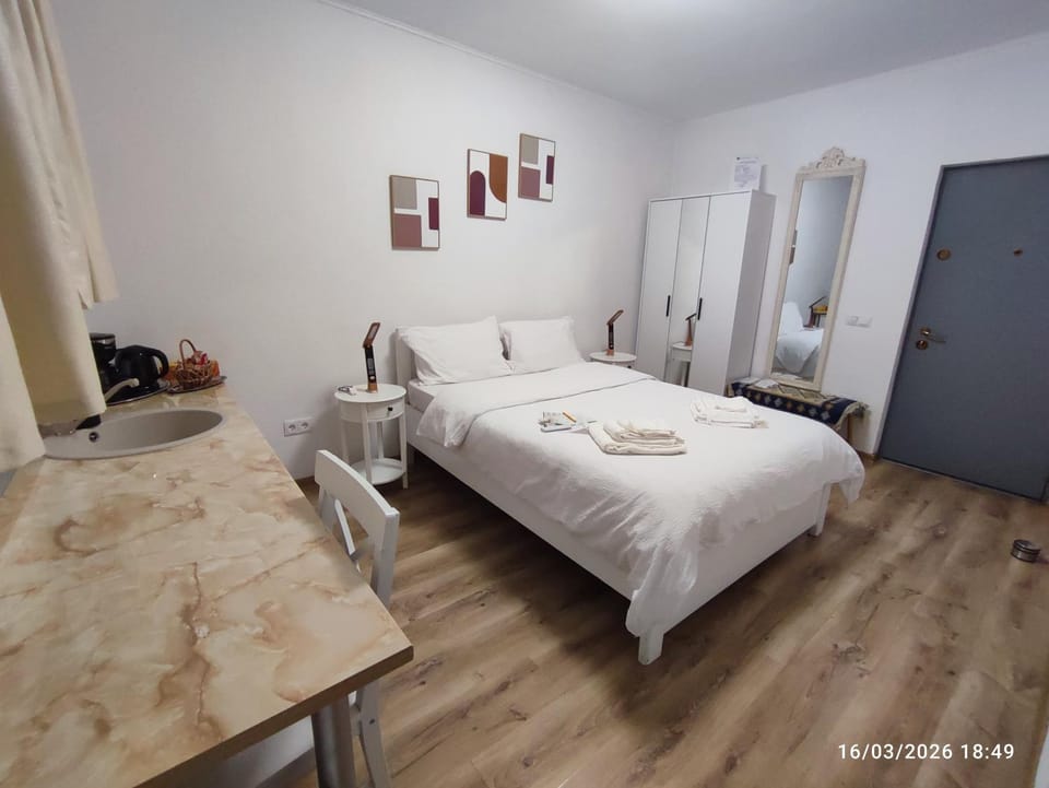 Bed, Dining area