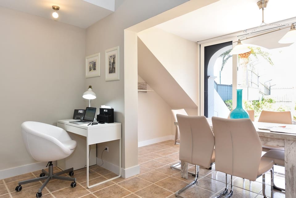 Living room, Seating area, Dining area