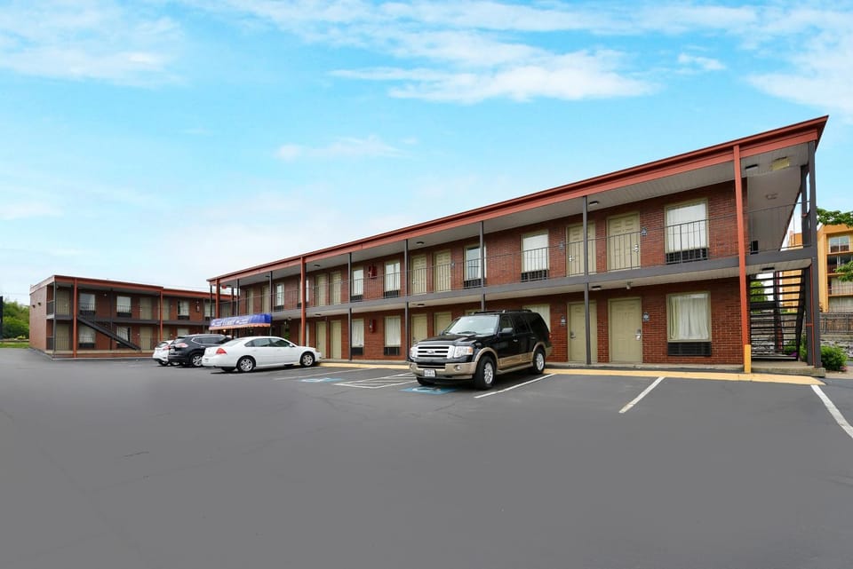 Facade/entrance, Area and facilities