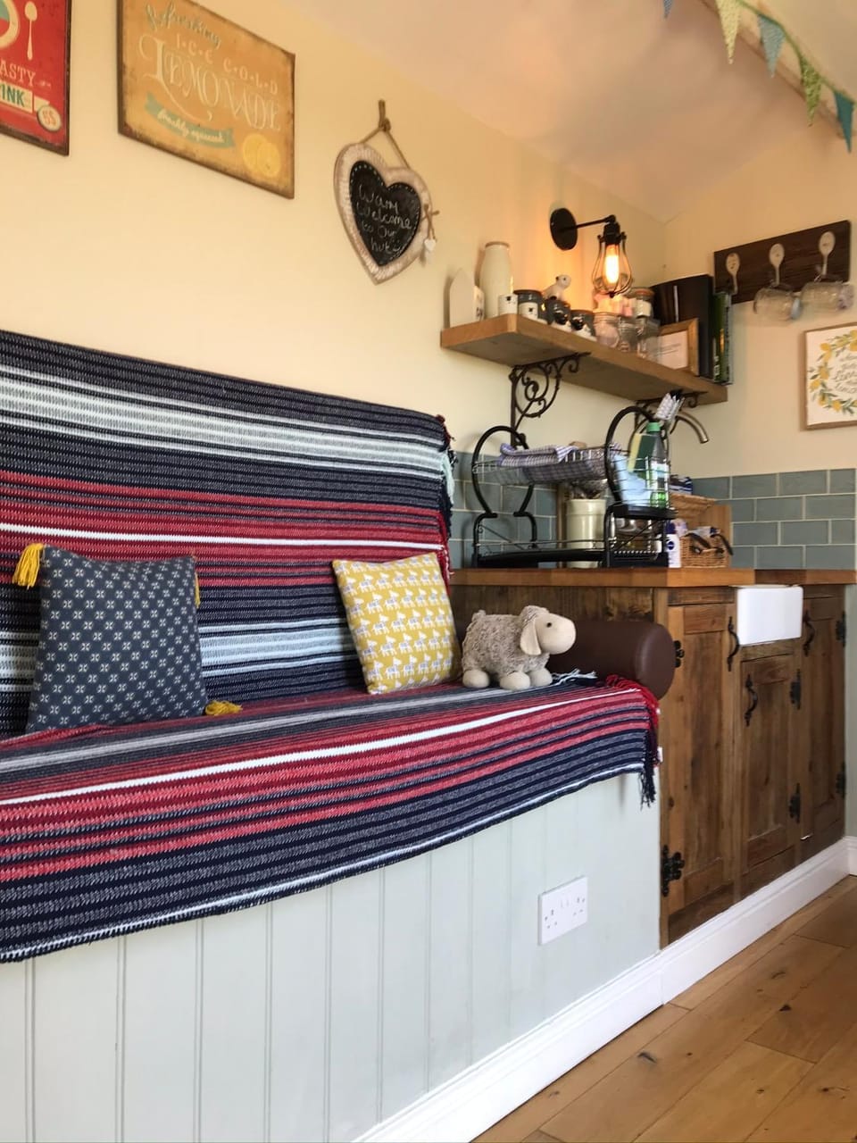 Shepherds Hut with Hot Tub Apartment in New Forest District