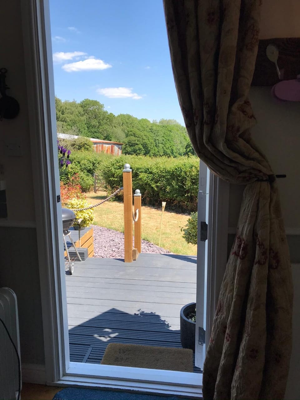 Shepherds Hut with Hot Tub Apartment in New Forest District