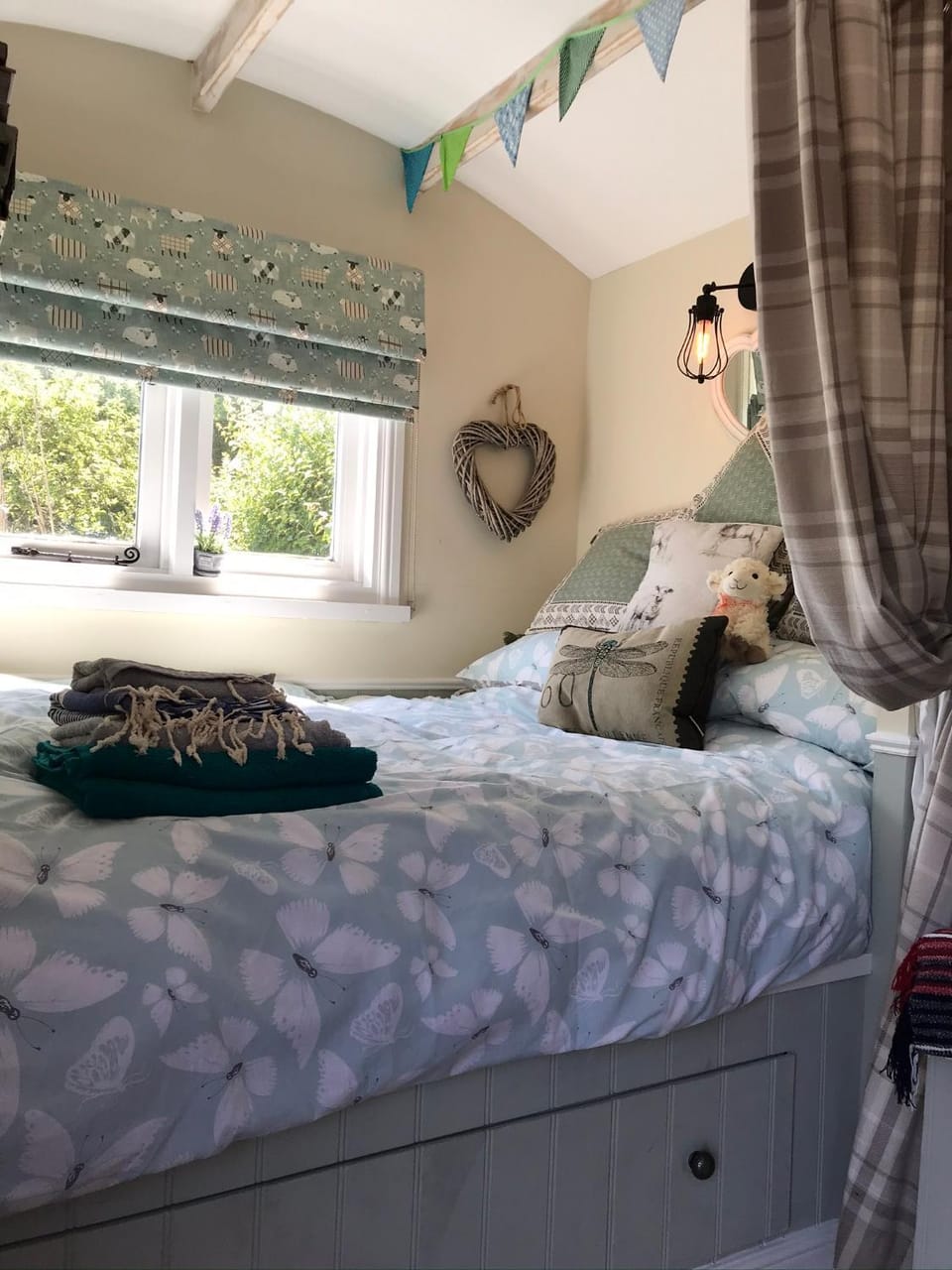 Shepherds Hut with Hot Tub Apartment in New Forest District
