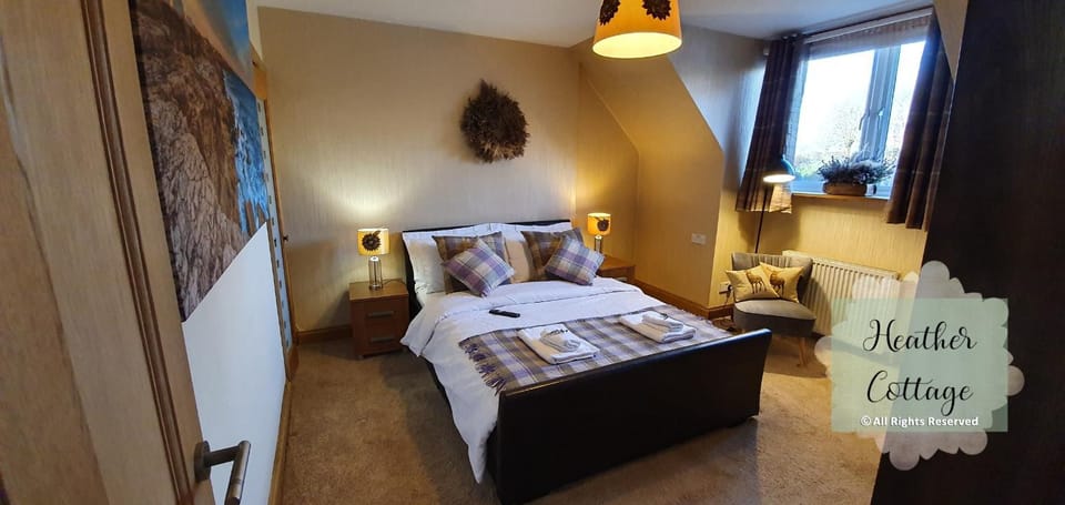 Staff, Bed, TV and multimedia, Photo of the whole room, Bedroom, Family