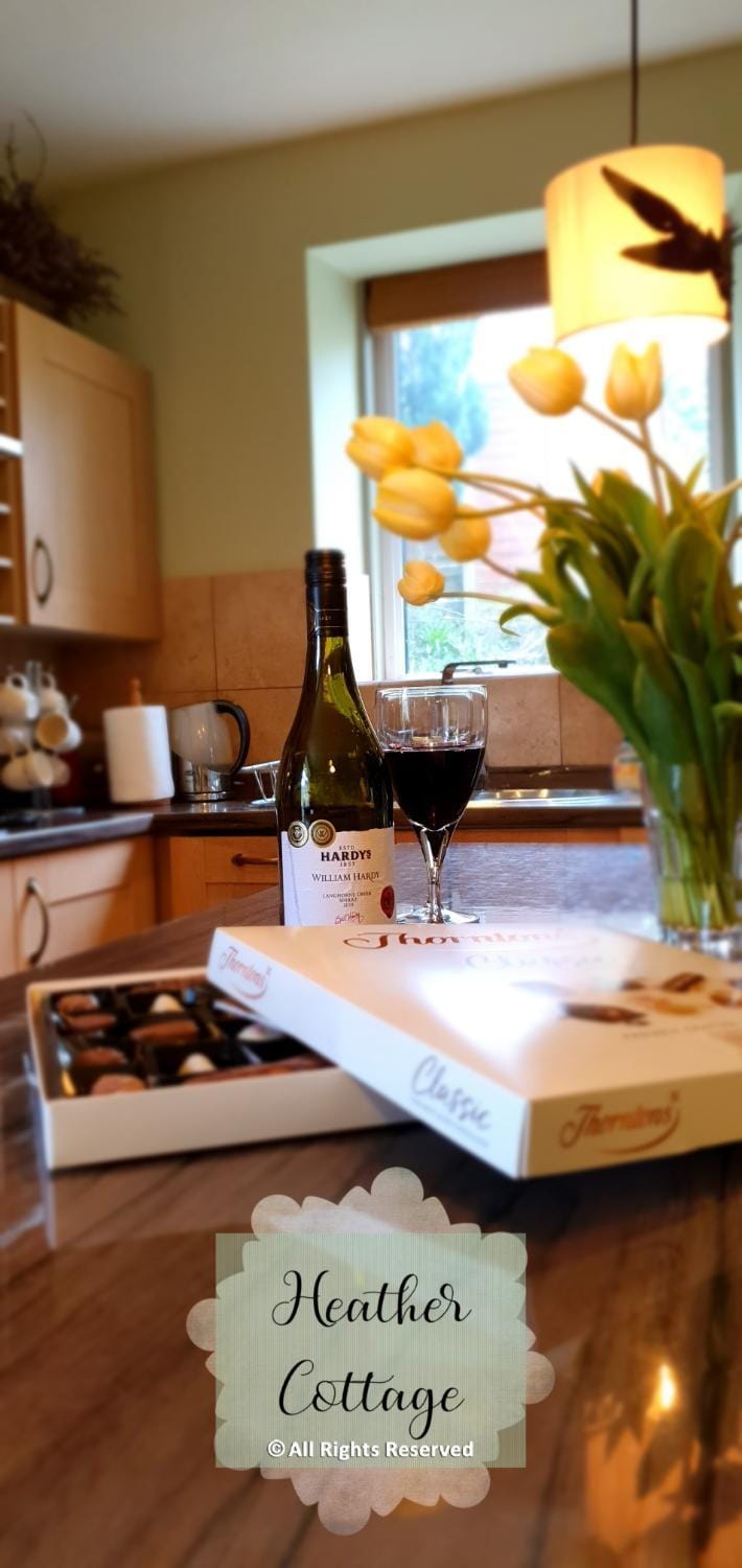 Coffee/tea facilities, Kitchen or kitchenette, Seating area, Dining area, Drinks