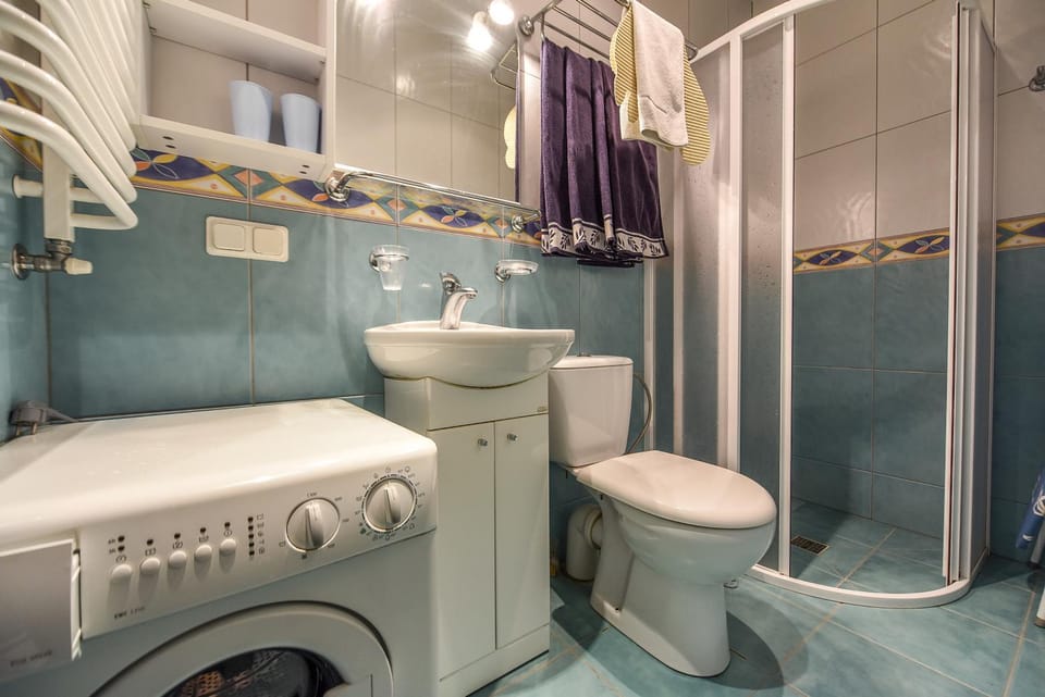 Shower, Toilet, Bathroom, towels, washing machine