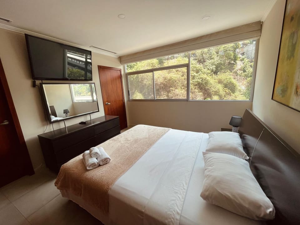 Bed, TV and multimedia, Photo of the whole room, Bedroom, towels