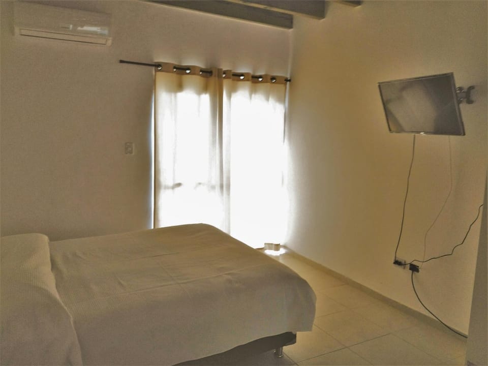 Bed, TV and multimedia, Photo of the whole room