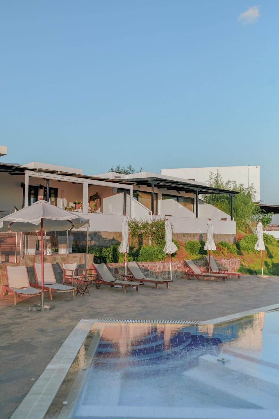 Property building, Day, Pool view, Swimming pool, sunbed