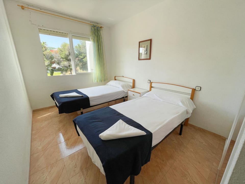 Spring, Bed, Day, Night, Activities, Winter, Summer, Children play ground, Garden, Balcony/Terrace, Photo of the whole room, Beach, Tennis court, Hiking, Animals, Animals, Animals, Bedroom, Autumn, Pets, Pets, Pets, Sea view, Swimming pool, Sports, Entertainment, children, children, children, young children, young children, young children, older children, older children, older children, group of guests, group of guests, group of guests, cot, Family, Family, Family, Parking, dishwasher, microwave, oven, pet friendly, pet friendly, washing machine