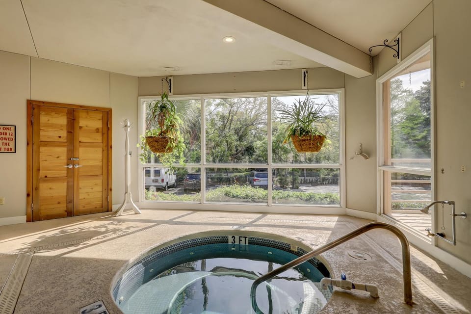 Wonderful Luxury Updated Villamare with Pool Bikes & Beach Gear included House in Hilton Head Island