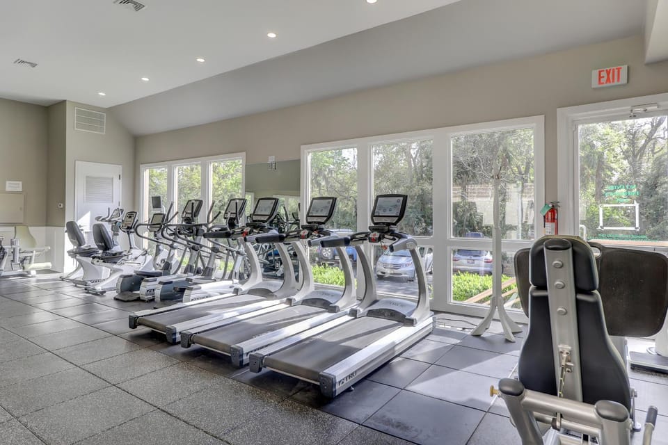 Wonderful Luxury Updated Villamare with Pool Bikes & Beach Gear included House in Hilton Head Island