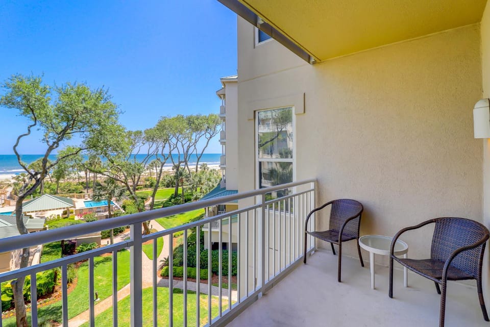 Updated Oceanfront 3 BR Full Kitchen Two King Bed Bikes & Beach Gear included Villa in Hilton Head Island