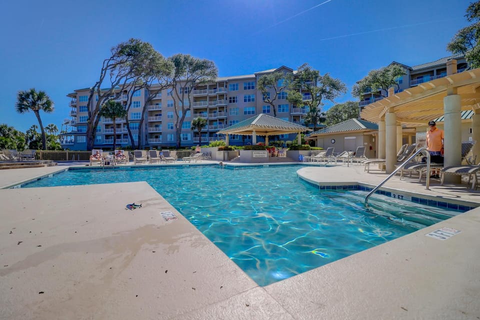 Luxury 2 BR 2 BA Oceanfront Condo King Bed 2 Twins Bikes & Beach Gear included Villa in Hilton Head Island