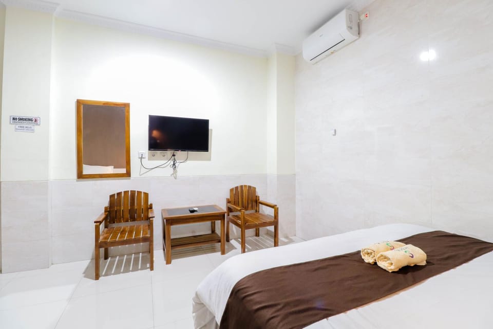 Bed, TV and multimedia, Bedroom, towels, air conditioner