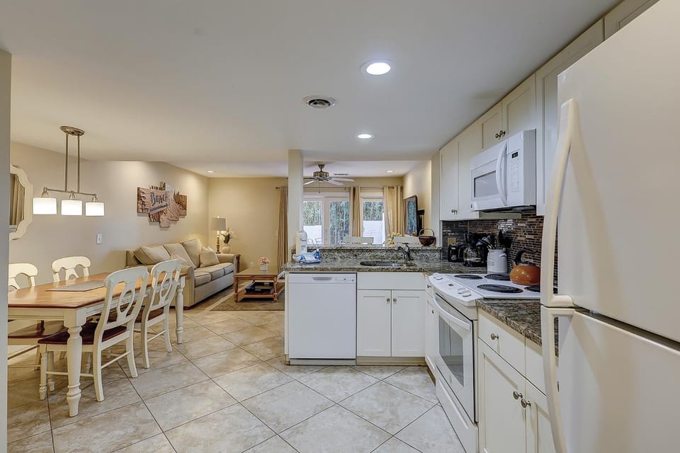 2 Bedrooms, 2 Bathrooms, Sleeps seven Bikes & Beach Gear included House in Hilton Head Island