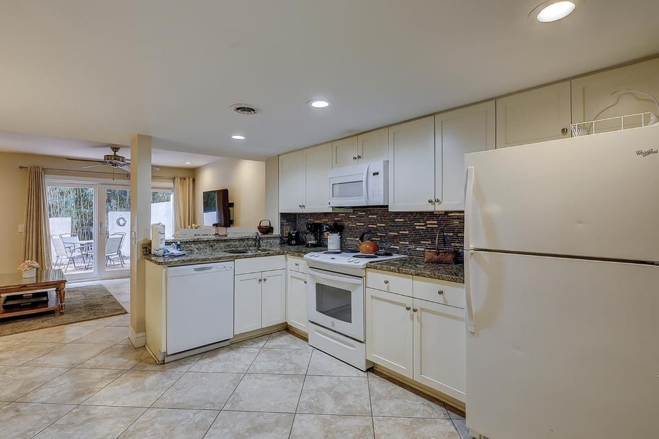2 Bedrooms, 2 Bathrooms, Sleeps seven Bikes & Beach Gear included House in Hilton Head Island