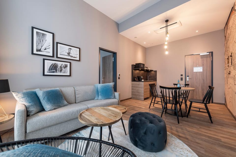 Living room, Photo of the whole room, Decorative detail, Seating area, Dining area