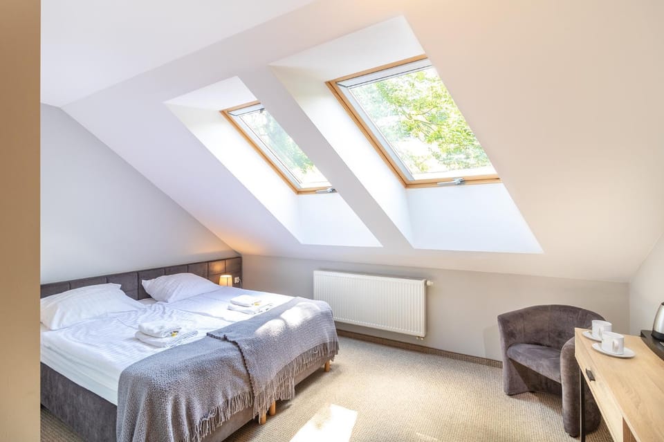 Bed, Photo of the whole room, towels