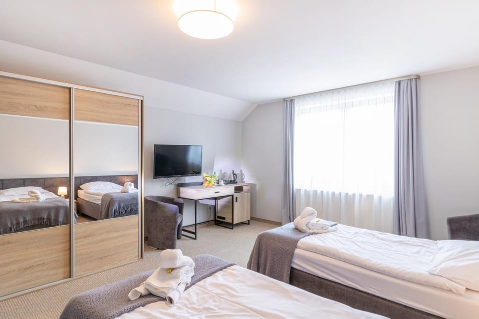 Bed, TV and multimedia, Coffee/tea facilities, Photo of the whole room, towels