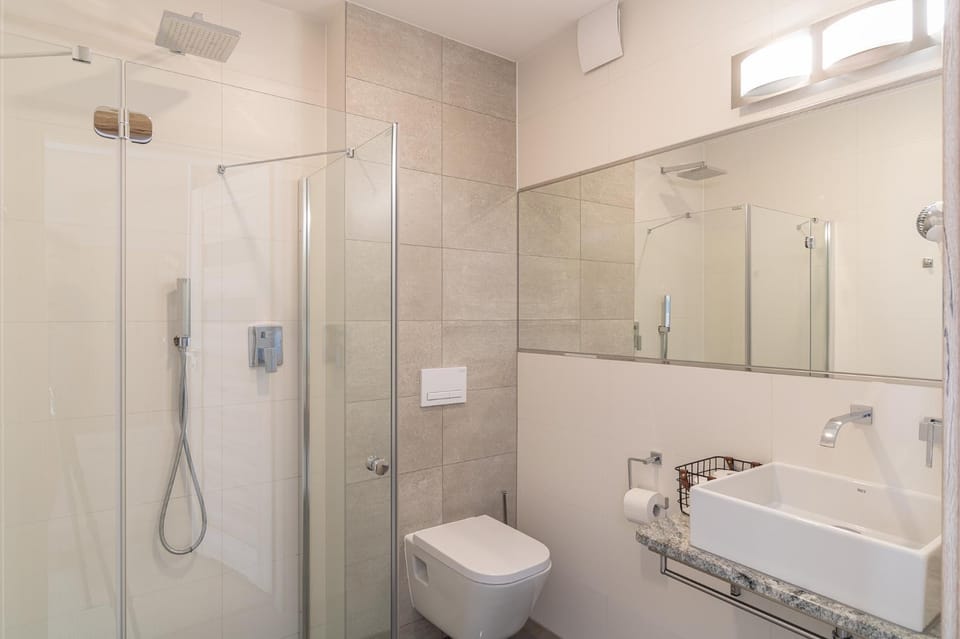 Shower, Toilet, Bathroom, towels