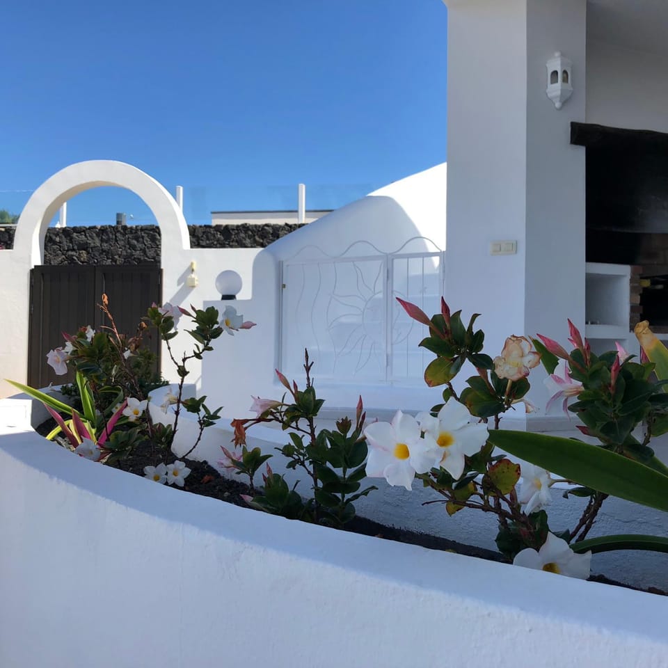 Sol y Luna - Heated pool - BBQ - car not essential Villa in Playa Blanca