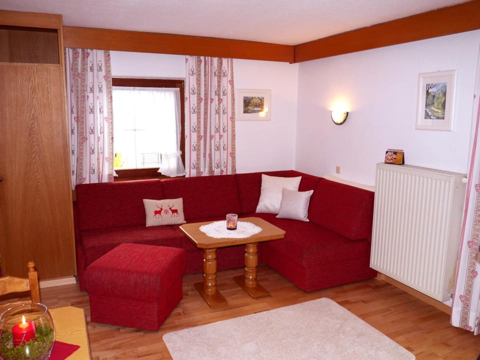 Living room, Photo of the whole room, Decorative detail