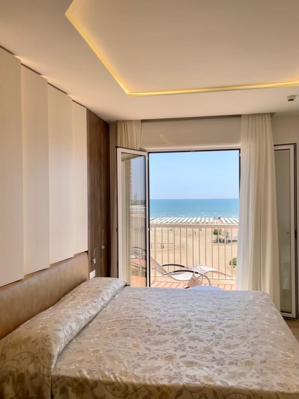 Natural landscape, View (from property/room), Balcony/Terrace, Photo of the whole room, Bedroom, Sea view